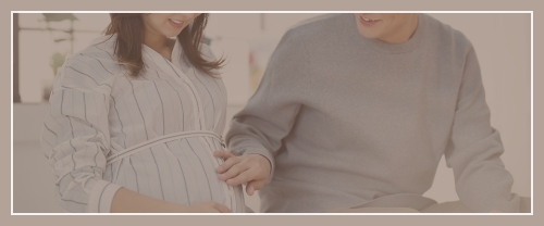 妊婦のお腹をさする夫婦