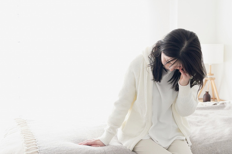 体の調子が悪そうな女性