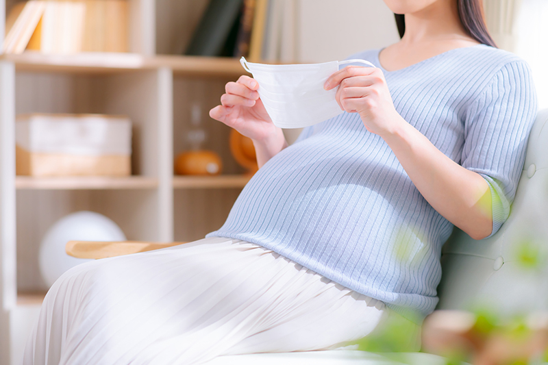 マスクを持つ妊婦