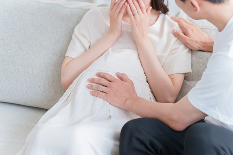 妊婦をサポートするパートナー