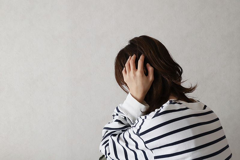 頭痛を起こしている女性